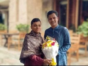 ছাত্রলীগ নেতা তানভীর হাসান সৈকতের সঙ্গে এস এম ফরহাদ। ছবি: সংগৃহীত