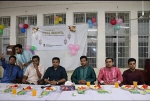 ছাত্রলীগ নেতা তানভীর হাসান সৈকত ও রাকিব সিরাজীর সঙ্গে এস এম ফরহাদ। ছবি: সংগৃহীত