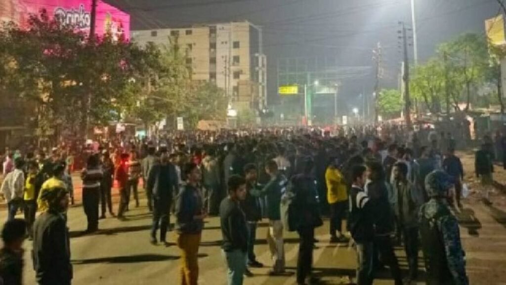 খুবি শিক্ষার্থীদের সঙ্গে বাস শ্রমিকদের সংঘর্ষের ঘটনায় আটক ২