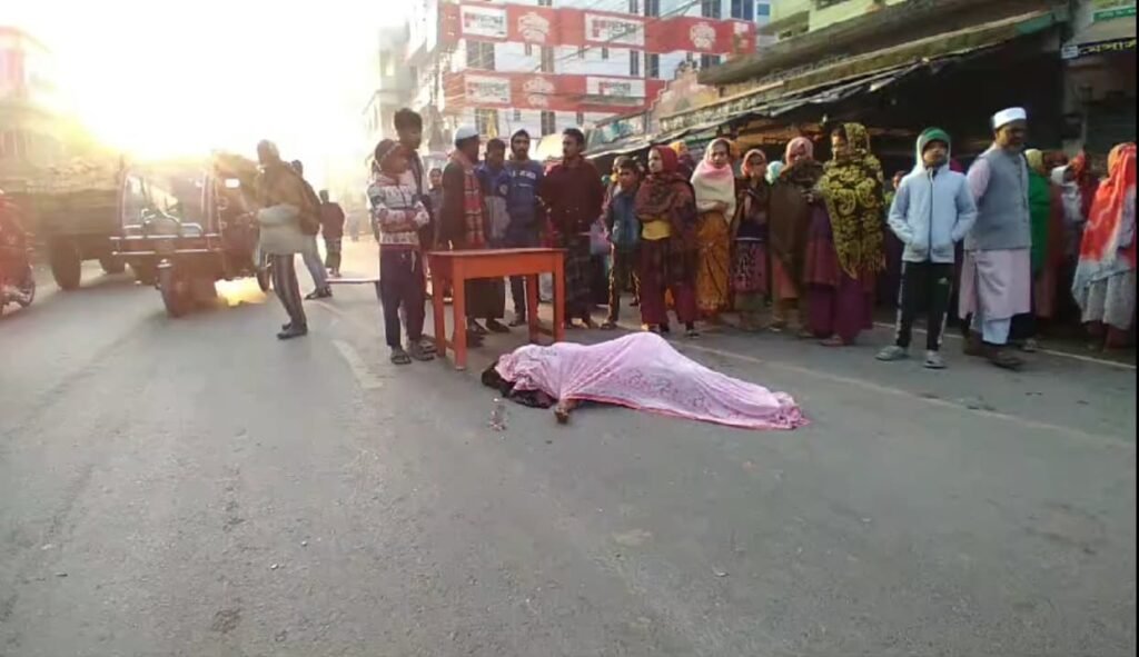 নওগাঁয় ট্রাক চাপায় মহিলা নিহত 