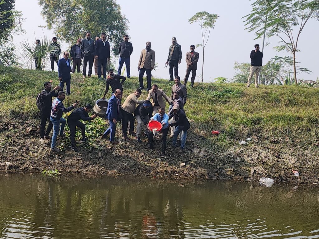 ইবির লেকে মৎস পোনা অবমুক্ত