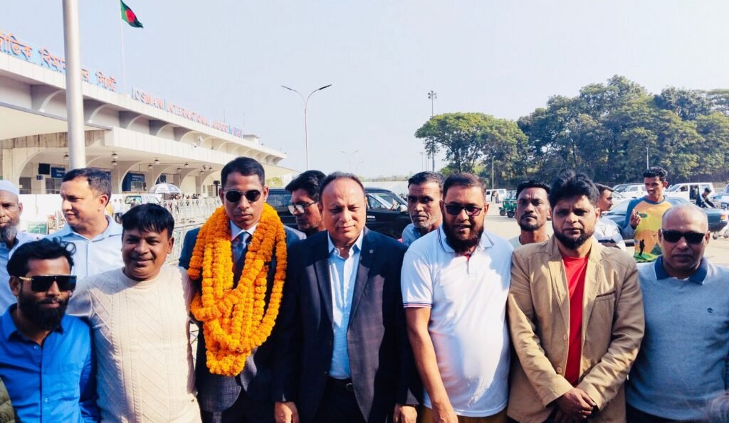 প্রায় একযুগ পর দেশে ফিরলেন যুক্তরাজ্য বিএনপির- আইন সম্পাদক লিয়াকত