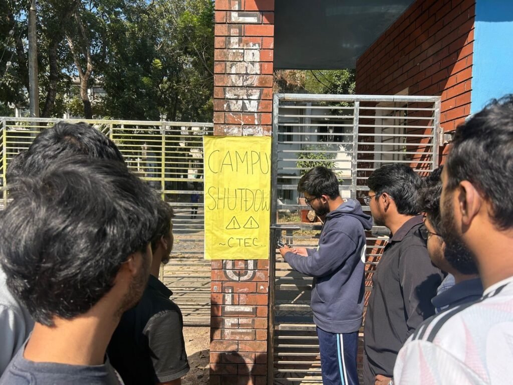 শিক্ষকের বদলি আদেশ প্রত্যাহার দাবিতে সিটেকে প্রসাশনিক ভবনে তালা