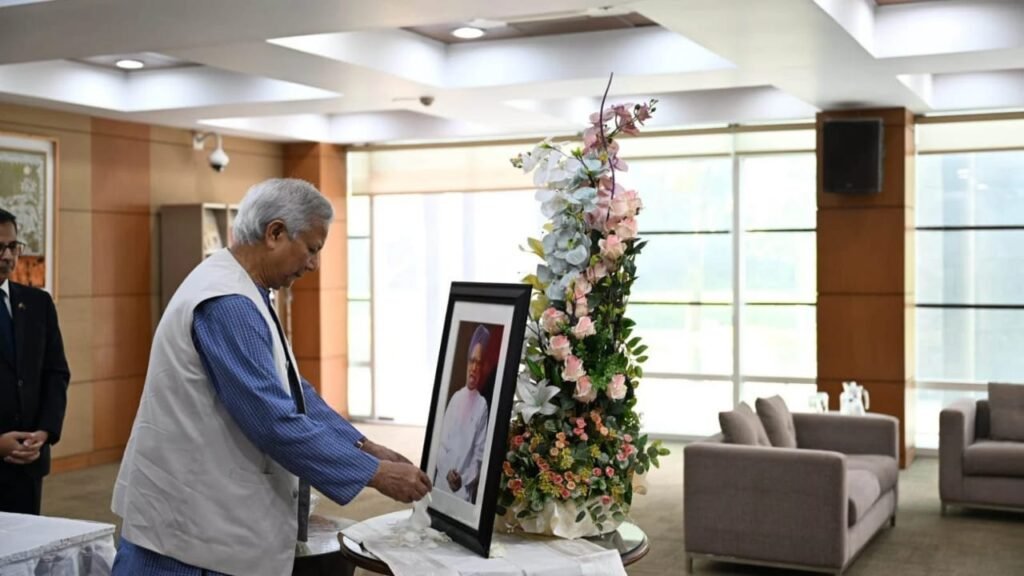 ভারতীয় হাইকমিশনে মনমোহন সিংয়ের প্রতি প্রধান উপদেষ্টার শ্রদ্ধা নিবেদন