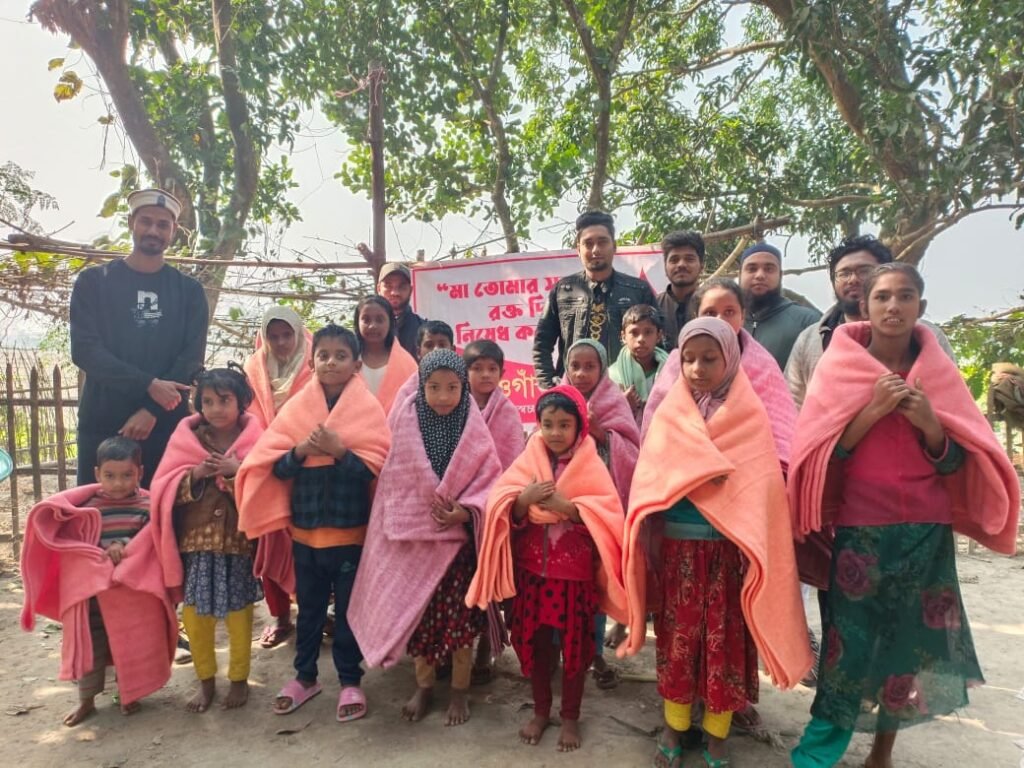 সুবিধাবঞ্চিত শিশুদের মাঝে নওগাঁ ব্লাড সার্কেলের শীতবস্ত্র বিতরণ