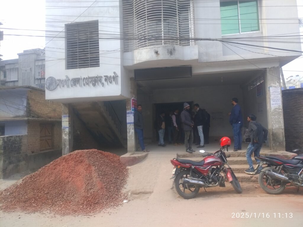 নওগাঁ প্রেসক্লাব দখল করে তালা