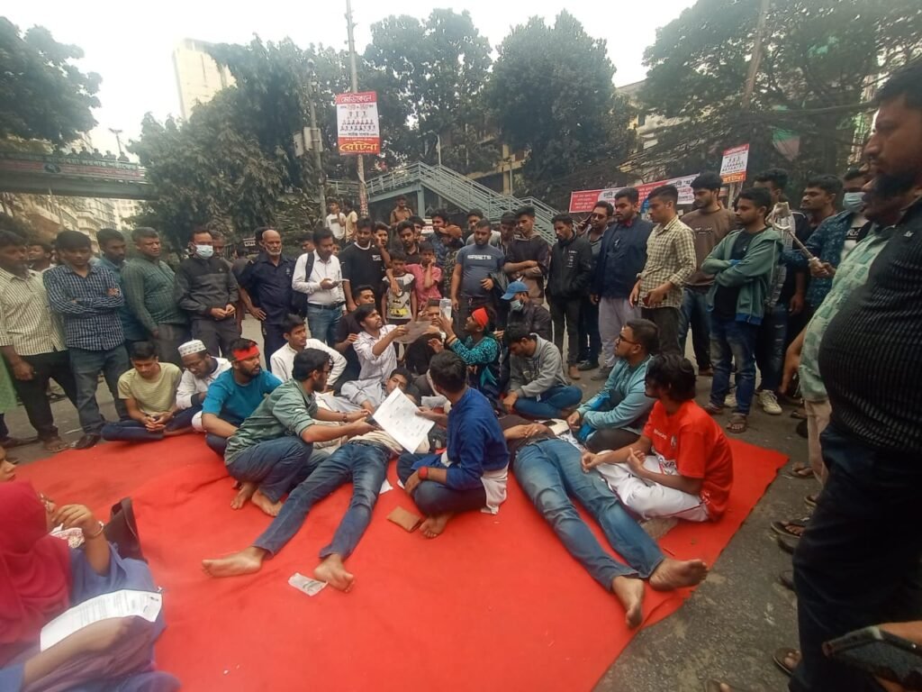 তিতুমীর কলেজের অনশনরত ৩ শিক্ষার্থী গুরুতর অসুস্থ, নেওয়া হয়েছে হাসপাতালে