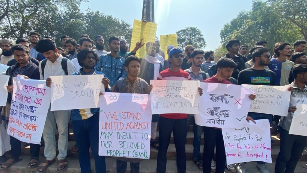চবিতে রাসুলুল্লাহ (স) কে নিয়ে কটুক্তি: বিক্ষুব্ধ শিক্ষার্থীরা