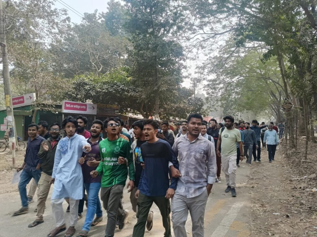 জাহাঙ্গীরনগরে পোষ্য কোটা বাতিলের দাবিতে রেজিস্ট্রার বিল্ডিং অবরোধ