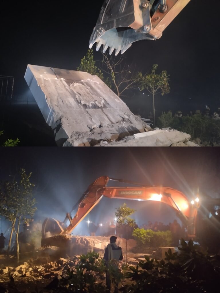 বেরোবিতে বুলডোজার দিয়ে গুঁড়িয়ে দেওয়া হলো বঙ্গবন্ধু ম্যুরাল