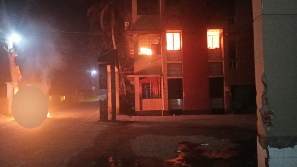 পিরোজপুরে আ.লীগ নেতাদের বাড়িতে ভাঙচুর-অগ্নিসংযোগ