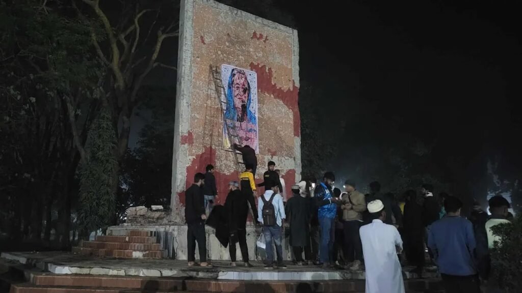 ইসলামী বিশ্ববিদ্যালয়ে শেখ হাসিনার প্রতিকৃতিতে জুতা নিক্ষেপ