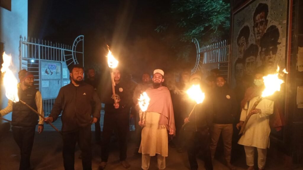 আওয়ামী পন্থী শিক্ষককে প্রো-ভিসি বানানোর চেষ্টার প্রতিবাদে যবিপ্রবি শিক্ষার্থীদের মশাল-মিছিল