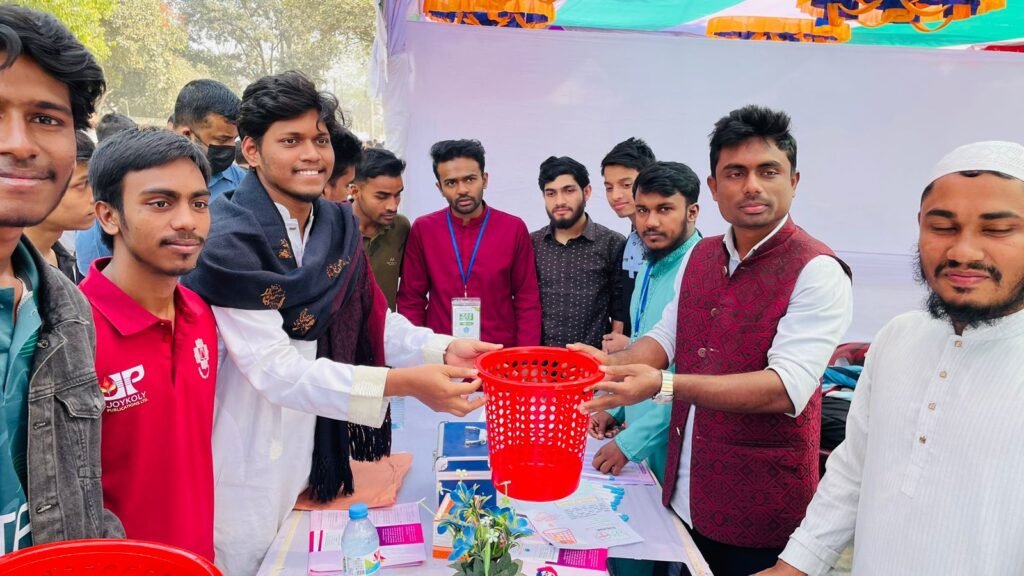 জাবি ভর্তি পরীক্ষা : পরিচ্ছন্নতা নিশ্চিতে লালা সবুজ উন্নয়ন সংঘের ব্যতিক্রমী উদ্যোগ