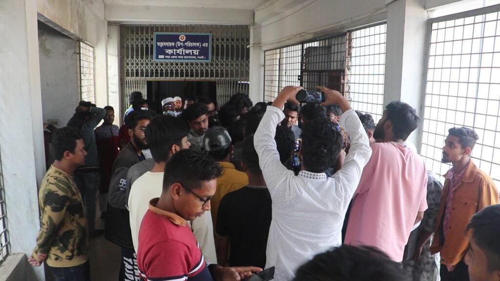 অনিয়ম-দুর্নীতির প্রতিবাদে হাসপাতাল ঘেরাও, তত্ত্বাবধায়কের কার্যালয়ে তালা