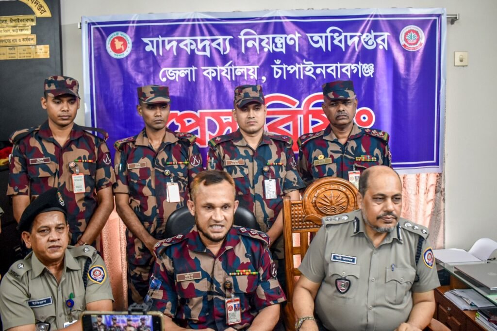 চাঁপাইনবাবগঞ্জে ৩কেজি হেরোইন ও আড়াই লাখ টাকাসহ আটক ১