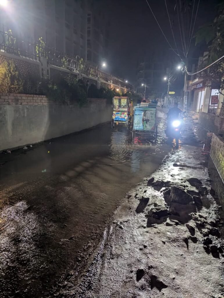 রাস্তার বেহাল দশা, ভোগান্তিতে ডুয়েট শিক্ষার্থীসহ হাজারও মানুষ