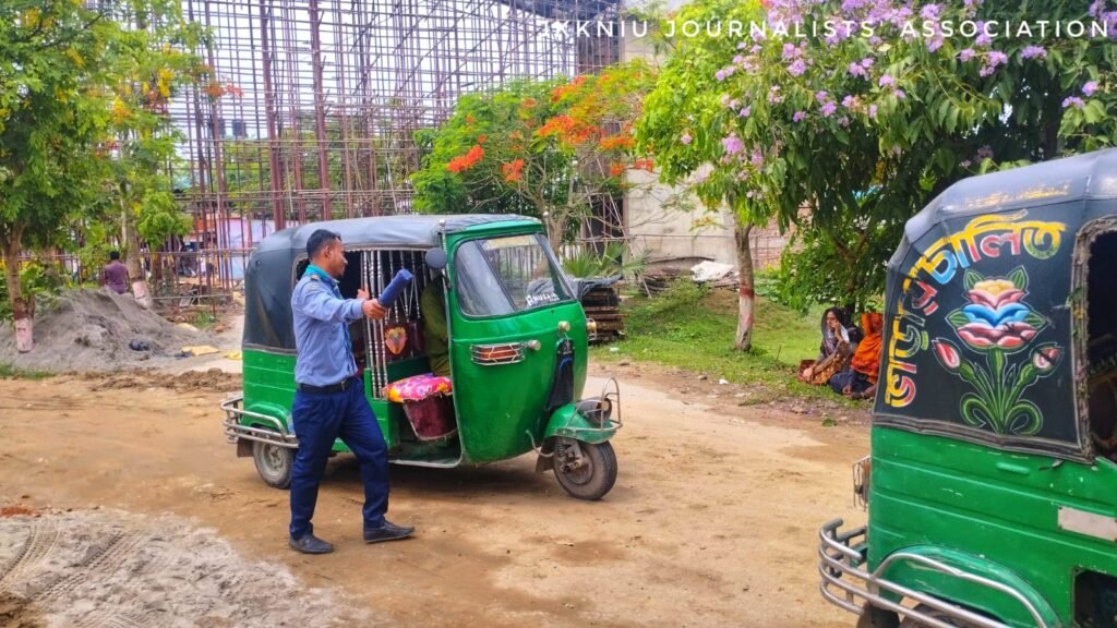 ভর্তিচ্ছু শিক্ষার্থীদের পাশে নজরুল বিশ্ববিদ্যালয় রোভার স্কাউট