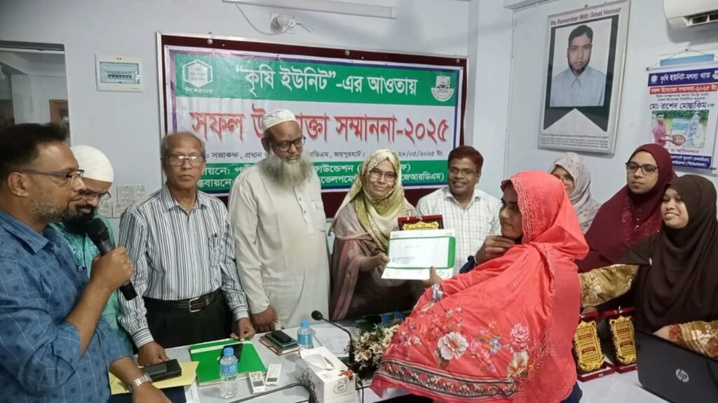 জয়পুরহাটে সফল উদ্যোক্তাদের মাঝে সম্মাননা প্রদান
