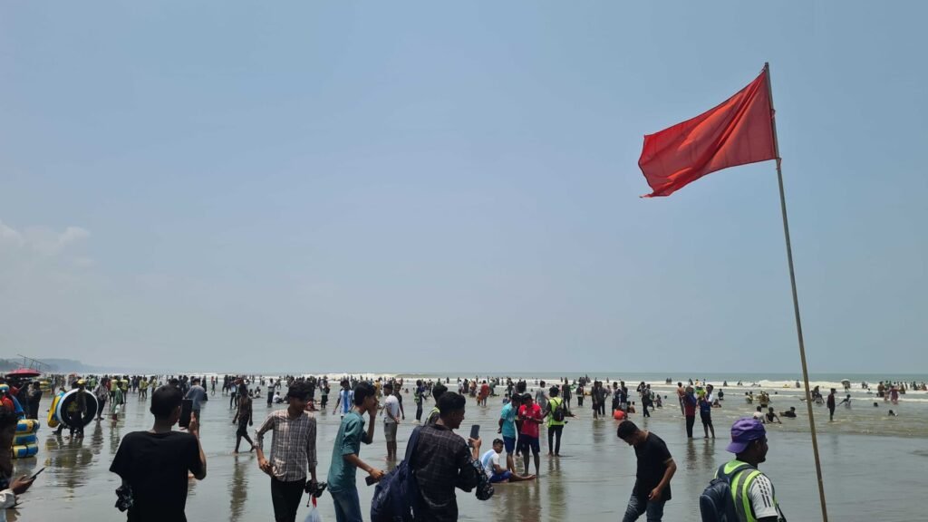 লাল পতাকা টানানো সতর্কতা উপেক্ষা করে সমুদ্রে মেতেছে পর্যটকরা