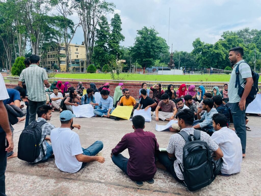 রাবি ফোকলোর বিভাগের শিক্ষার্থীদের ফের বিক্ষোভ
