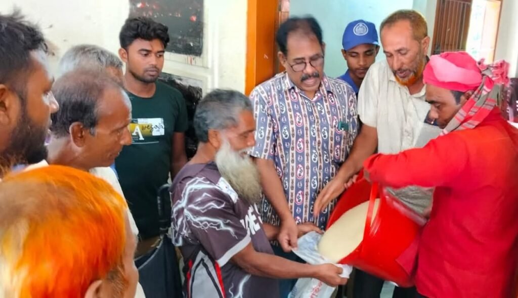 জয়পুরহাটে ভিজিএফের চাল বিতরণ