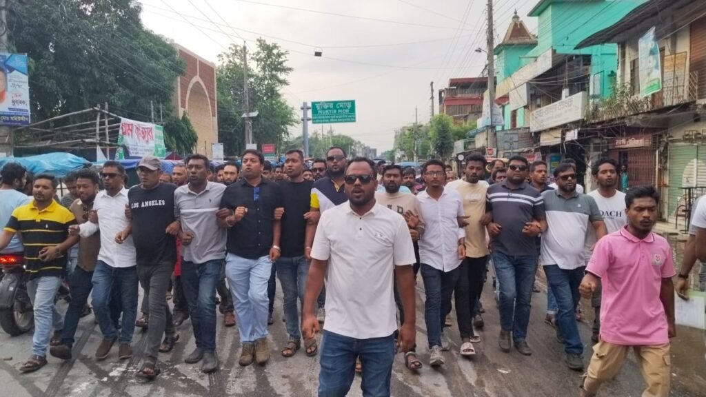 এনসিপি নেতাকর্মীদের ওপর হামলার প্রতিবাদে নওগাঁয় বিক্ষোভ মিছিল